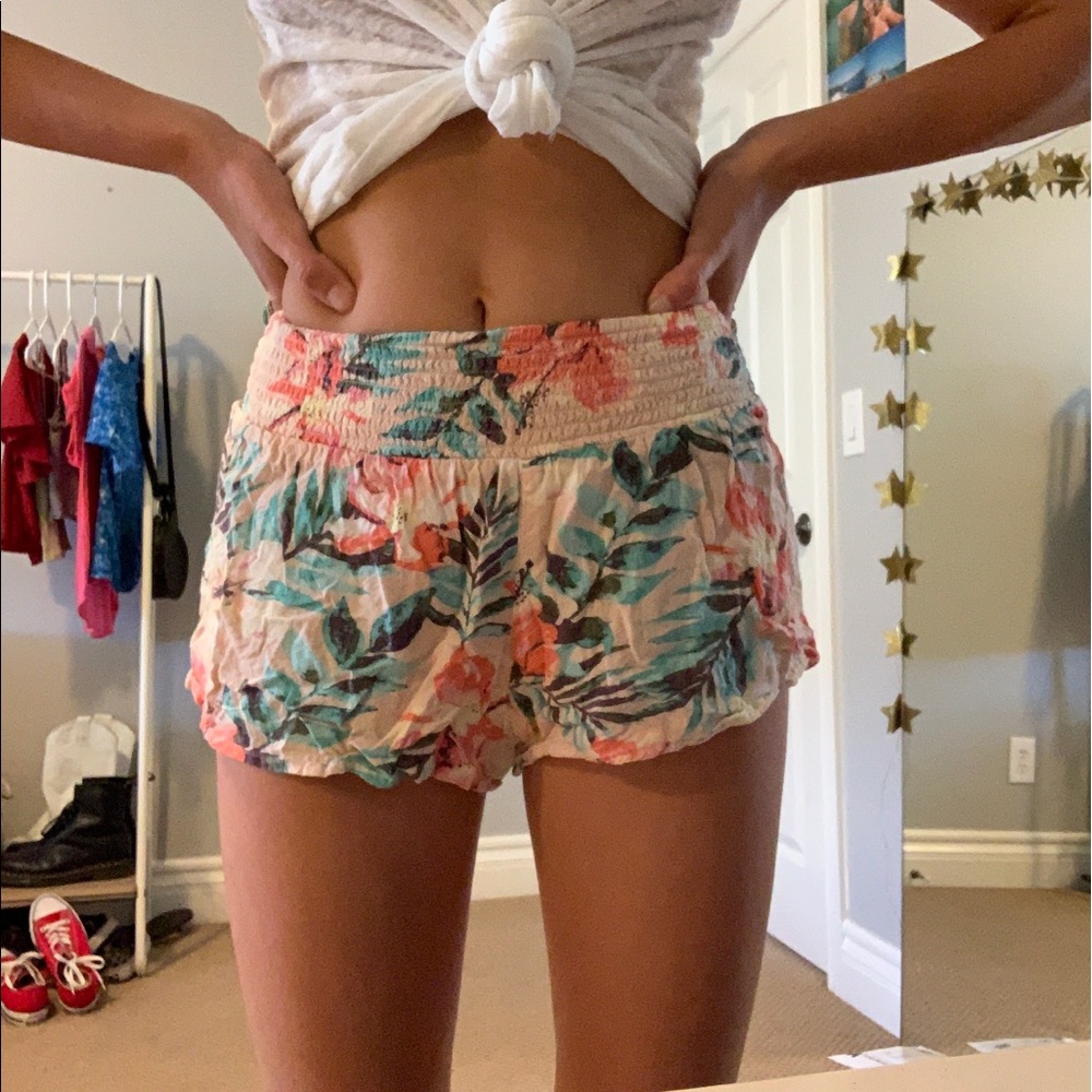 billabong floral shorts!